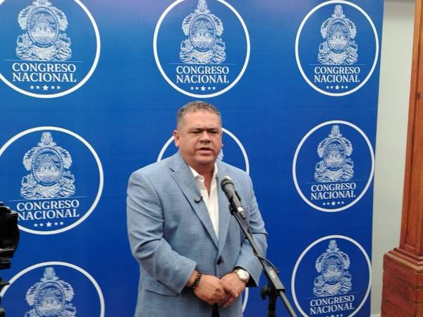 Juan Carlos Molina, presidente de la Amhon, explicó que la reforma protege el 70% de los recursos y fortalece la operatividad de las alcaldías.