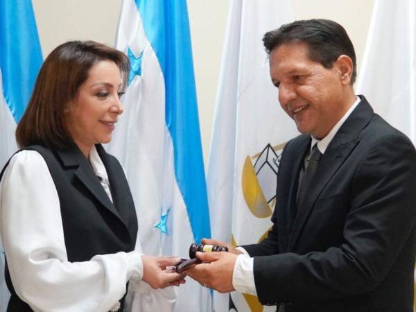 Flores Urrutia destacó que, pese al deterioro de su estado de salud en los últimos meses, Barahona nunca abandonó sus funciones en el TJE.