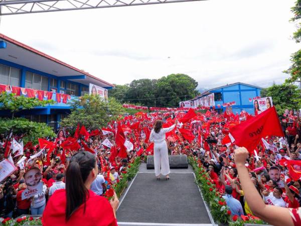 Rixi Moncada, candidata presidencial del oficialista partido Libertad y Refundación (Libre), fue recibida el sábado en la ciudad de La Ceiba, Atlántida, en el marco de su campaña política en busca de la Presidencia de Honduras.