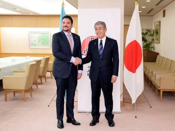 El canciller hondureño, Javier Efraín Bú Soto, y su homólogo japonés Takeshi Iwaya, durante la Expo Osaka 2025.