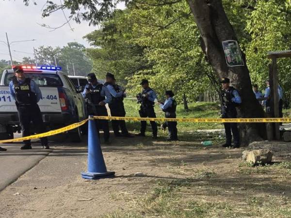 Escena donde fue encontrado muerto un hombre este jueves a la orilla del bulevar en Choloma.