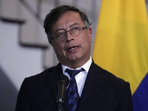 La congresista Arizabaleta, presidenta de la Comisión de Investigación y Acusación de la Cámara de Representantes, señaló que decidió suspender al mandatario porque la intervención en política está tipificada como falta gravísima.