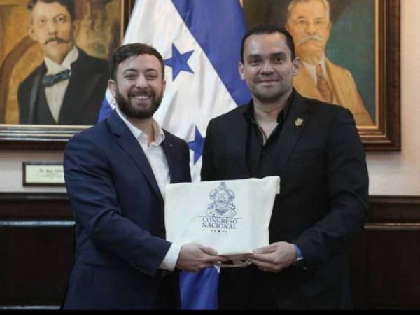 El escritor y politólogo argentino Agustín Laje junto con el presidente del Congreso Nacional, Tomás Zambrano.