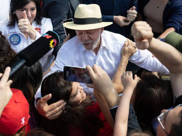 El candidato presidencial y actual presidente de Brasil, Luiz Inácio Lula da Silva, abraza a sus seguidores tras depositar su voto en un centro electoral de São Bernardo do Campo, Brasil.