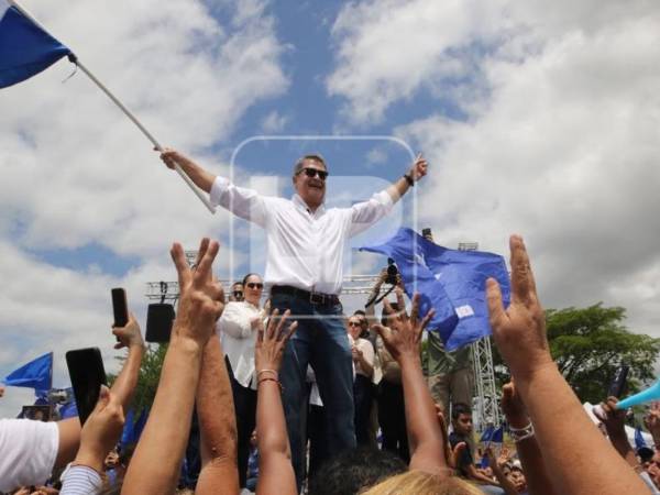 JOH, de 57 años, arribó el domingo a su país, de donde fue extraditado en 2022 a EE.UU., que lo juzgó y condenó en 2024 a 45 años de prisión por narcotráfico.