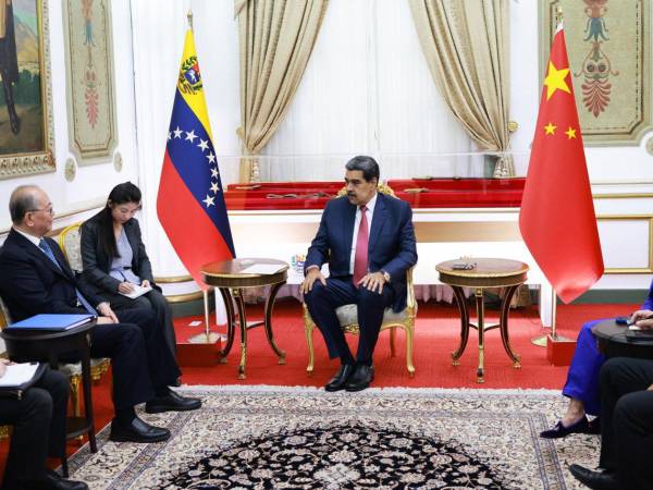 Venezuela tiene derecho a desarrollar de forma independiente una cooperación mutuamente beneficiosa con otros países, agregó el portavoz chino tras la reunión.