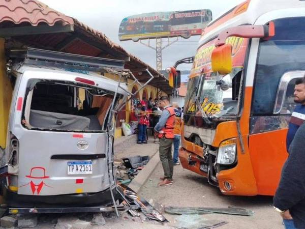 Una fuerte colisión entre un autobús y un microbús se suscitó este jueves en la terminal de transporte en Intibucá.