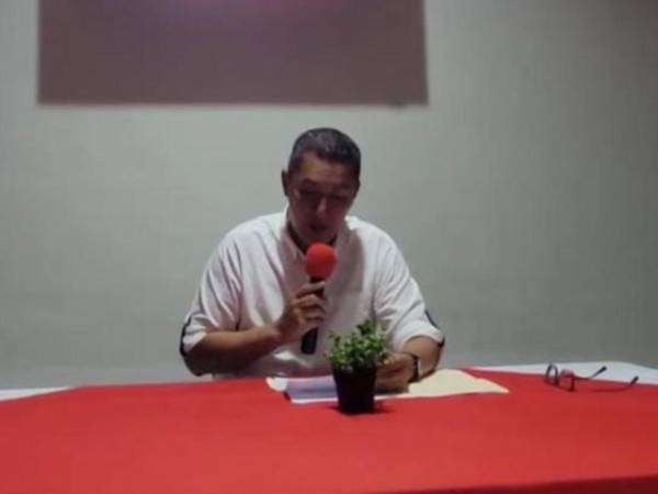 “No es sano participar en una fórmula manipulada”, advirtió Asley Cruz al anunciar su salida de la contienda.