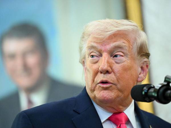 La falta de transparencia sobre los planes militares en Oriente Medio, incluyendo la posibilidad de que se desplieguen tropas terrestres, han aumentado también las críticas a Trump de parte de los demócratas.