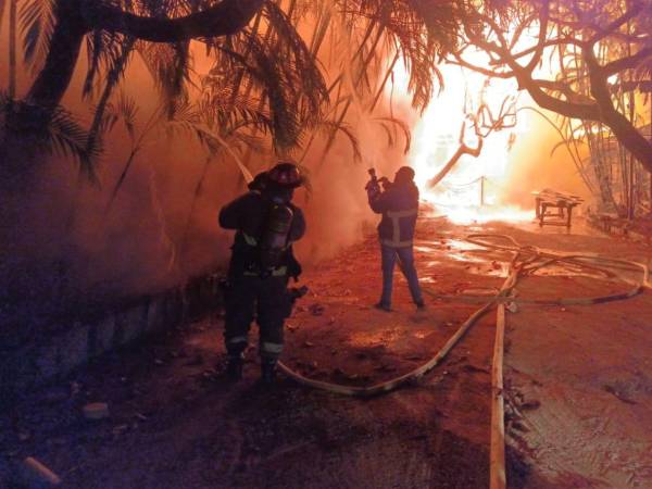 El siniestro afectó parcialmente el Hotel Fantasy Island y obligó a la Alcaldía Municipal de Roatán a movilizar cisternas para abastecer de agua a los equipos de emergencia.