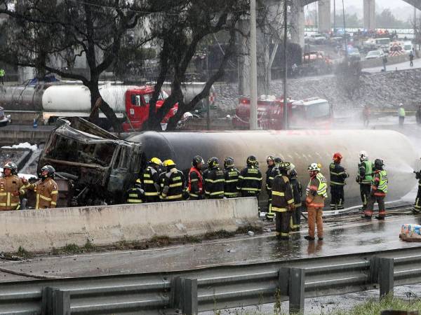 Tres fallecidos y setenta lesionados dejó la explosión de un camión de gas, con capacidad de 49,500 litros, en el oriente de la Ciudad de México, informó la alcaldesa de la capital mexicana, Clara Brugada, al ofrecer una actualización de los lesionados.