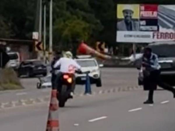 Tras la caída, el joven motociclista sufrió algunas heridas, pero estas no fueron de gravedad.