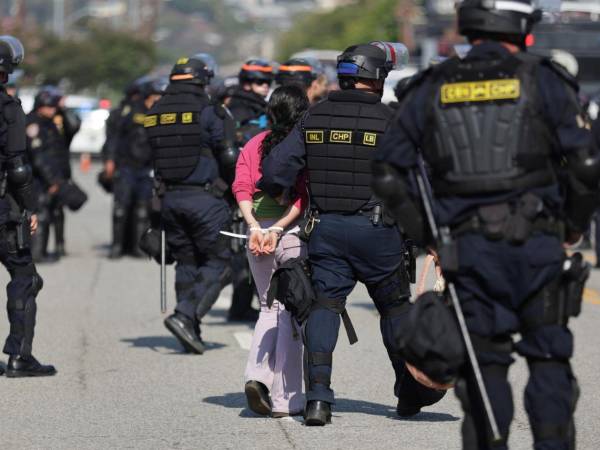 La vida del oficial no corre peligro, según informó NBC.