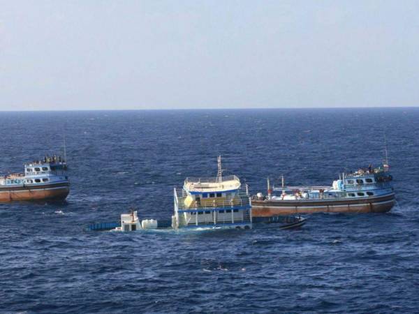 Imagen cedida por la Marina estadounidense de un barco pesquero iraní hundiéndose en el Estrecho de Ormuz, Golfo Pérsico.