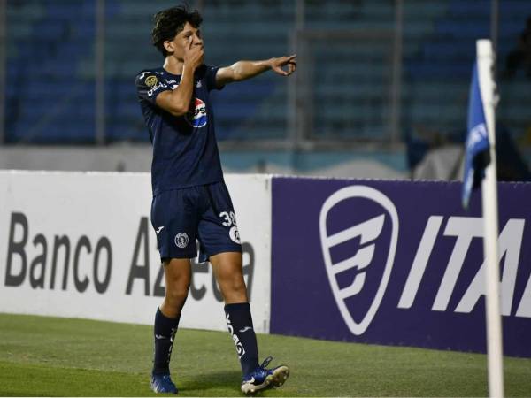 Mathías Vázquez celebrando su sexta anotación en el juego ante Génesis del repechaje de vuelta del Torneo Clausura 2024-25.