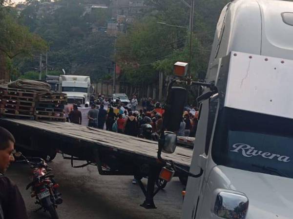 Los transportistas advirtieron que la medida se mantendrá de manera indefinida hasta obtener respuestas concretas de las autoridades.