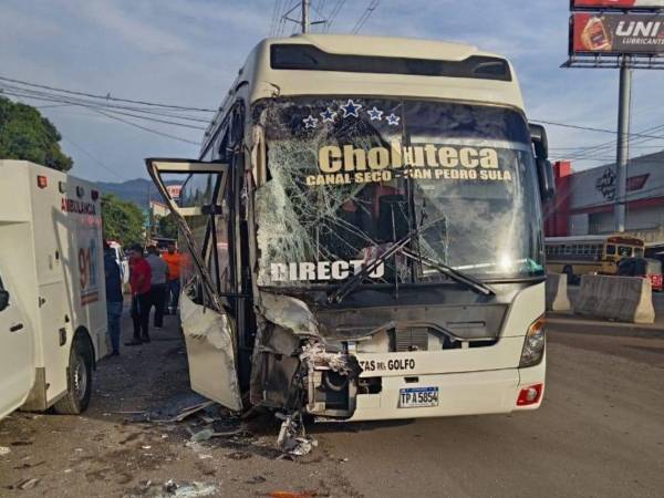 Escena del accidente vial entre dos buses este domingo en Villanueva.