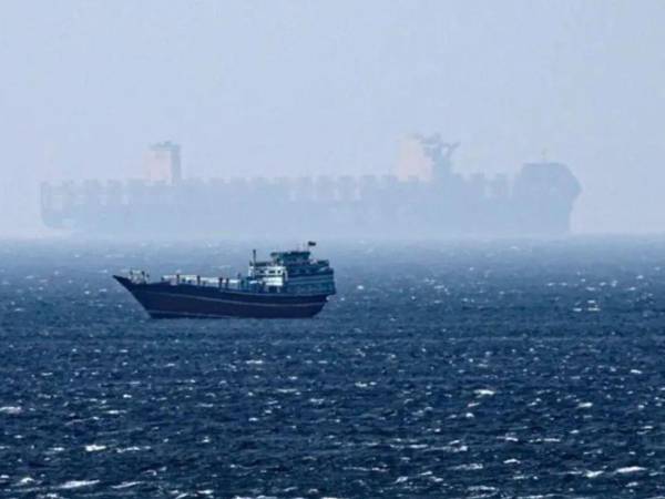 Irán anunció este sábado que abordaría con Omán la determinación de rutas marítimas provisionales y seguras para la navegación comercial a través del estrecho de Ormuz.