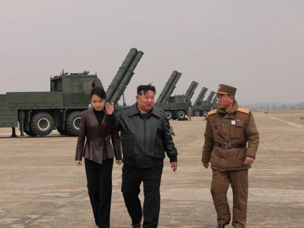 Fotografía cedida por la Agencia Estatal de Noticias Norcoreana (KCNA) que muestra al líder norcoreano, Kim Jong-un (2-d), supervisando la prueba de lanzamiento de lanzacohetes este domingo.