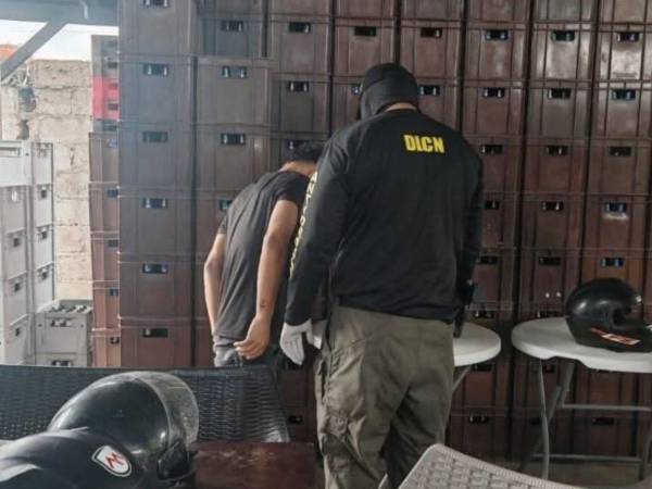 Durante los allanamientos, fiscales y agentes especializados realizan inspecciones exhaustivas en los inmuebles intervenidos.