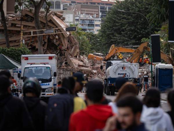 Rescatistas trabajan en una zona afectada por los terremotos en Venezuela.