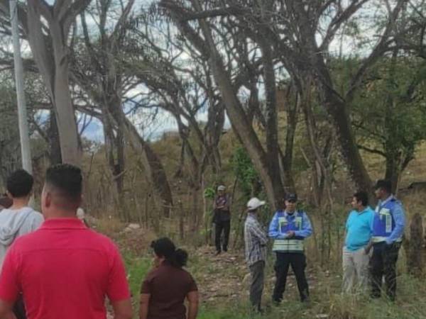 Agentes de la Policía Nacional acordonaron la escena del crimen.