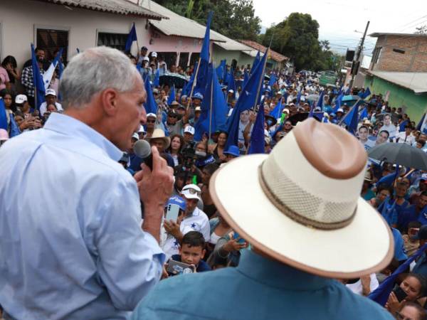 Nasry Asfura junto a Leyvin Cruz, candidato a alcalde de El Porvenir.