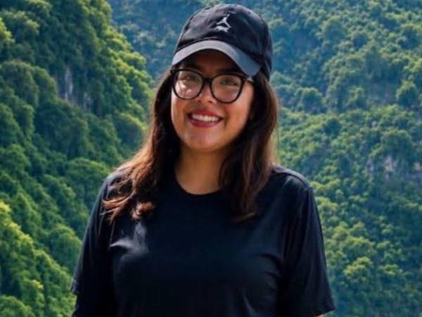 Stefanie cayó varios metros desde lo alto de un peñasco hacia la profundidad de un barranco. Sus acompañantes alertaron a los cuerpos de emergencia sobre lo ocurrido.