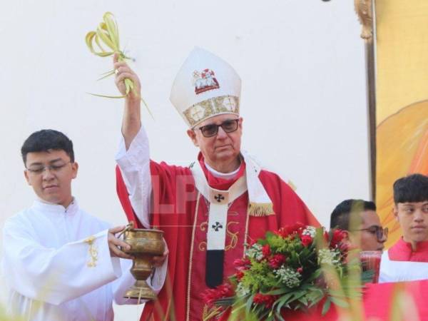 El arzobispo de Tegucigalpa, José Vicente Nácher, lideró la misa del Domingo de Ramos.