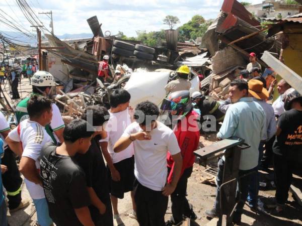 Autoridades informaron que el conductor de la volqueta desefrenada, que provocó el terrible accidente la tarde de este lunes en la colonia Villa Nueva, está entre las víctimas mortales.