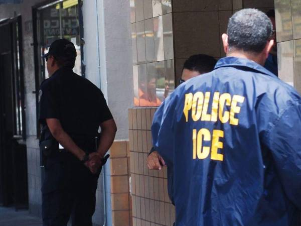 La diputada aseguró que su hijo contaba con un permiso de trabajo, número de sanidad social y una audiencia programada para 2028 para tratar sus trámites de asilo.