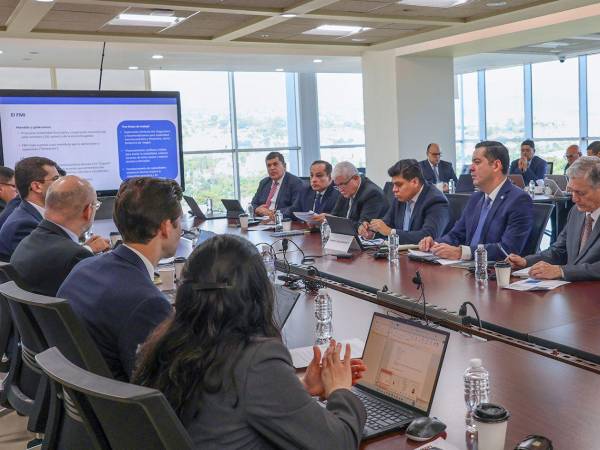 Fotografía muestra a miembros del gabinete económico del Gobierno de Honduras y representantes de la misión técnica del Fondo Monetario Internacional (FMI) durante una reunión el pasado lunes 16 de febrero de 2026 en Tegucigalpa.