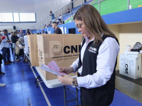 Ana Paola Hall, presidenta del Consejo Nacional Electoral (CNE), ejerciendo su voto en las elecciones generales de este domingo 30 de noviembre en Honduras.