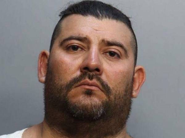Según los reportes, las autoridades determinaron que el hombre se encontraba en Estados Unidos sin un estatus migratorio legal.