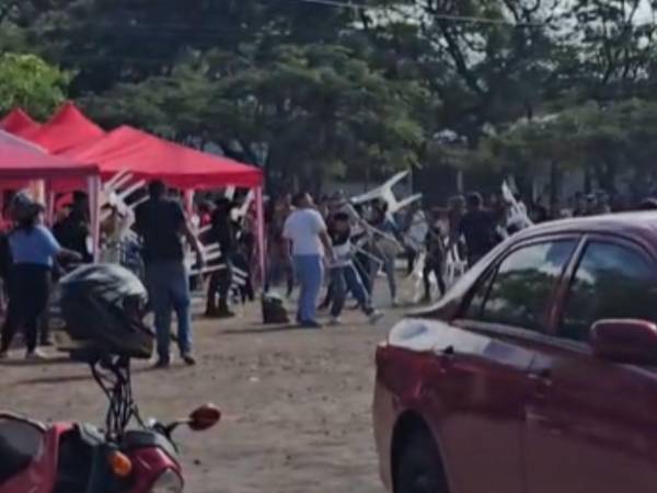En un video se muestra a supuestos integrantes de Libre y del Partido Liberal atacando a miembros del Partido Nacional en los exteriores del CLE.