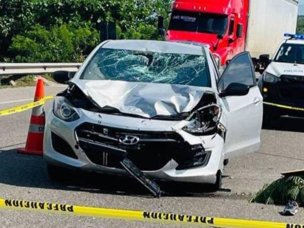 Así quedó el vehículo que atropelló a un adulto mayor en la carretera CA-5, a la altura del municipio de Pimienta, Cortés.