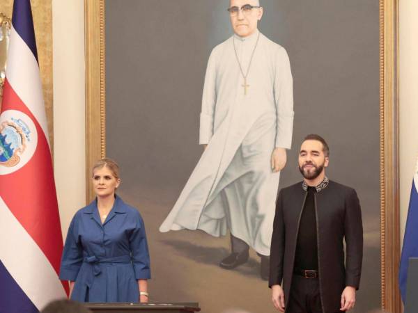 El presidente de El Salvador, Nayib Bukele, y su homóloga de Costa Rica, Laura Fernández, fueron captados este 16 de octubre, antes de ofrecer una rueda de prensa, en San Salvador (El Salvador).