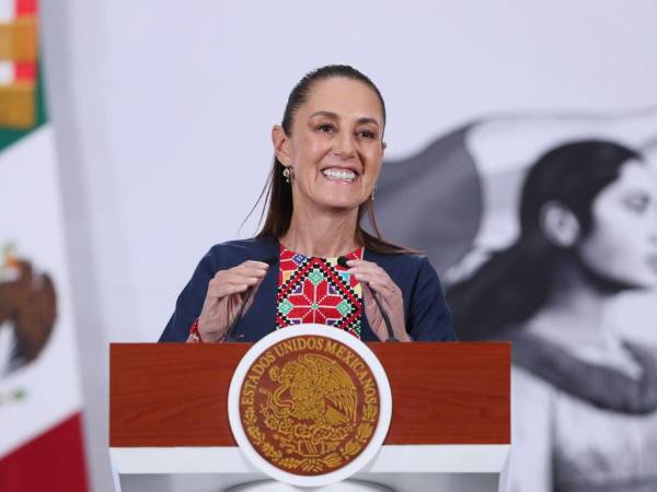 La presidenta de México, Claudia Sheinbaum, habla durante una rueda de prensa este martes en el Palacio Nacional de la Ciudad de México (México).