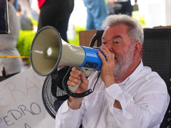 Roberto Contreras, alcalde de San Pedro Sula y presidente del Partido Liberal, denunció este martes una supuesta negociación para sacarlo de la contienda política.