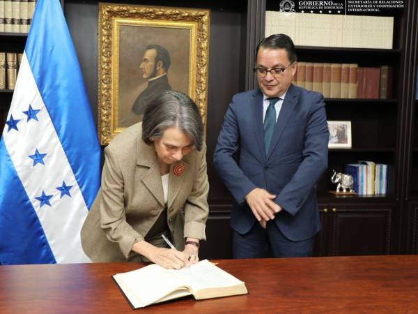 La canciller Mireya Agüero oficializó el nombramiento de Brevé, quien desde 2022 hasta enero de 2026, representó a Honduras como embajador en España.