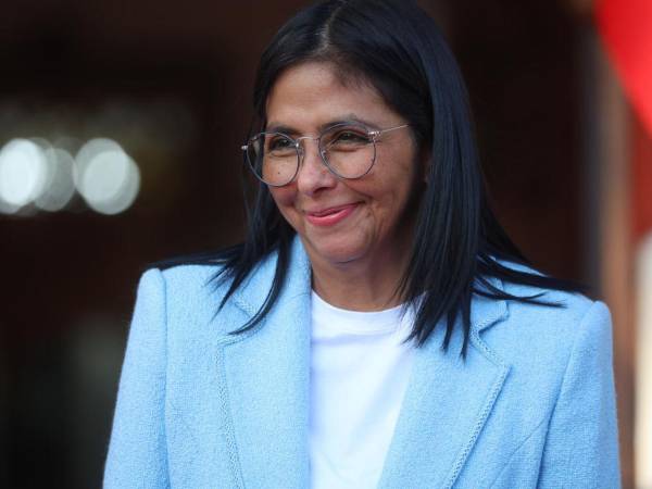 La mandataria encargada de Venezuela, Delcy Rodríguez, habla en una rueda de prensa.