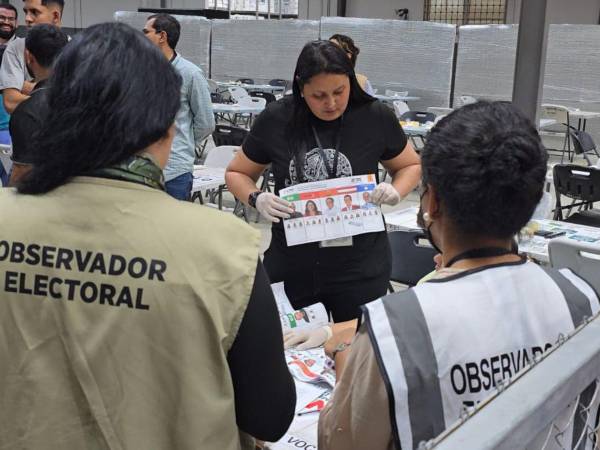 El escrutinio especial inició este jueves por la tarde, luego de que se pospuso en varias ocasiones por disputas partidarias y