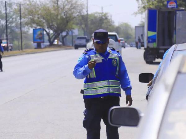 La determinación establece que el chaleco azul continuará utilizándose en apoyo a diversas funciones policiales.