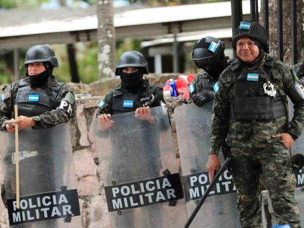Fotografía del 16 de diciembre de 2025 que muestra a integrantes de la Policía Militar de Honduras que custodian el Instituto Nacional de Formación Profesional (Infop), lugar donde se encuentra el Centro Logístico Electoral, en Tegucigalpa (Honduras).