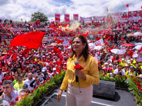 Rixi Moncada, candidata presidencial del Partido Libre, visitó el sábado el municipio de Danlí, El Paraíso, como parte de su gira política previo a las elecciones generales del 30 de noviembre en Honduras...
