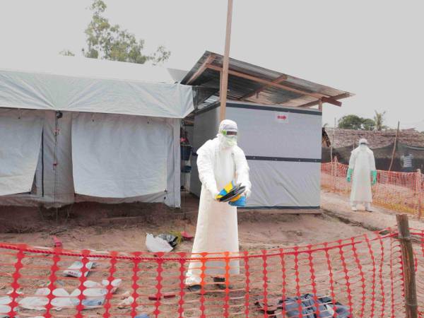 Diferentes países africanos han reforzado los controles sanitarios y Ruanda ha llegado incluso a cerrar sus fronteras.