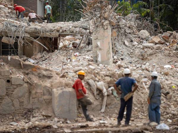 Fotografía muestra a personas que retiran escombros de un edificio afectado por el doble terremoto en Caracas (Venezuela).