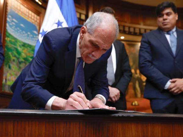 El presidente Nasry Asfura participó como testigo de honor en la firma de la carta de intenciones que será remitida al directorio del FMI como parte de la cuarta y quinta revisión del programa económico con Honduras.