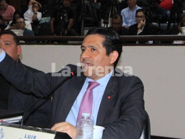 Mario Morazán, magistrado destituido del TJE, fue el único de los cuatro funcionarios que compareció ante la comisión especial y ante el pleno del Congreso Nacional.