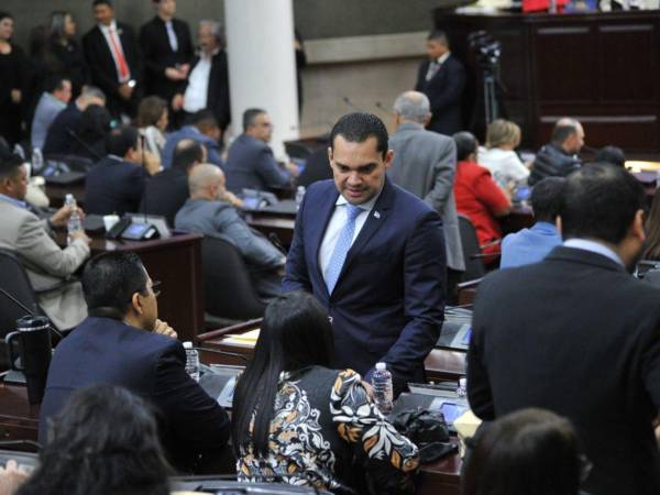 Tomás Zambrano, jefe de bancada de diputados del Partido Nacional, durante una sesión legislativa en el Congreso Nacional de Honduras.